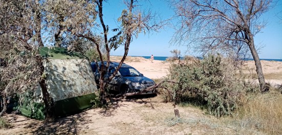 Первая наша стоянка с ночевкой,на Азовском море в районе озера Чокракское. Нашли случайно,заезжали в Крым уже после четырех часов и выбрали в навигаторе чисто случайно и не пожалели. Интересное место. и от Керчи недалеко.