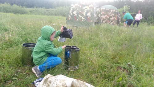 03 Алеша отрывает пленку с печи Жига.jpg