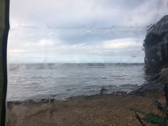 Вид изнутри на море (сидя на полке).