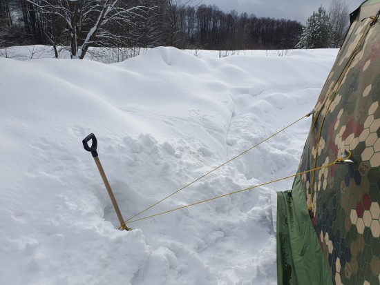 В таком снегу, вместо колышка, хорошо использовать черенок от лопаты