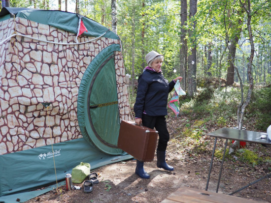 Красный флажок над парадным входом для облегчения сборки