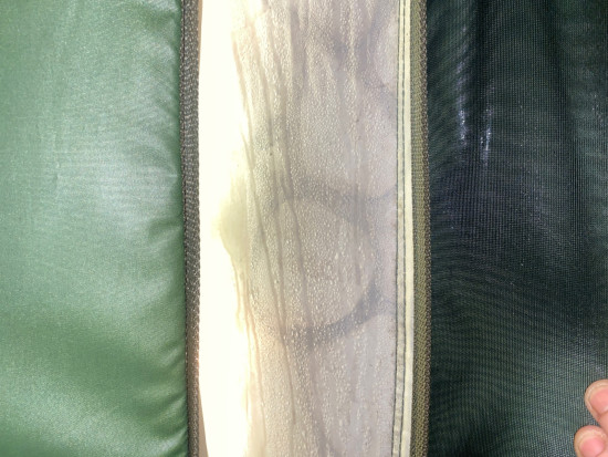 Это конденсат на внутреннем слое торцевой стены между дверей