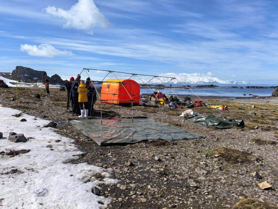 Пока одна часть команды с плотницким опытом собирала подиумы, другая ставила палатки