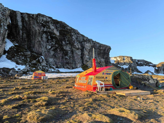На земле невозможно установить палаточный лагерь: ледники тают, и ручейки воды стремятся по склону в океан. Спасение — только в деревянных подиумах и платформах