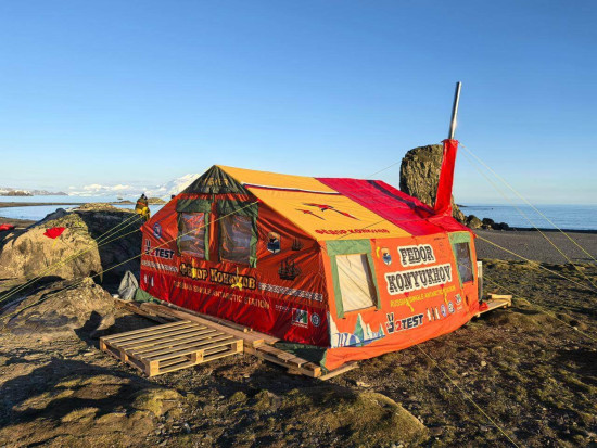 Лагерь расположили на максимальном удалении от полосы прибоя, подальше от нагонной волны (в шторм волна заливает первую террасу береговой линии) и на безопасном удалении от лежбища морских слонов
