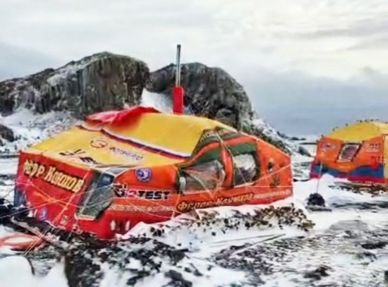 Антарктическая станция Смоленская после урагана 45 узлов.jpg