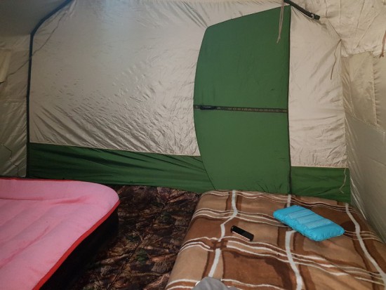 Вот так мы обустроили быт в палатке:про свет супруг уже рассказывал, я скажу про пол- мне очень нравится, с ним намного комфортнее и автоматически увеличилась используемая площадь