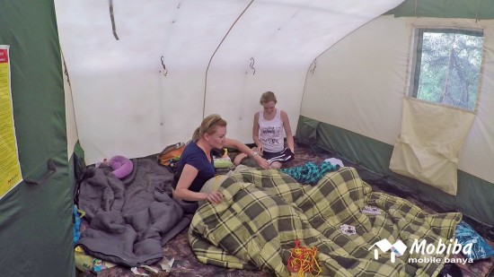 37. Экспедиция на Мультинские озера 2019 - внутреннее пространство в палатке Роснар Р-34.jpg