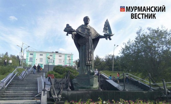 Никола Чудотворец МысоГорновский_памятник в Мурманске.jpg